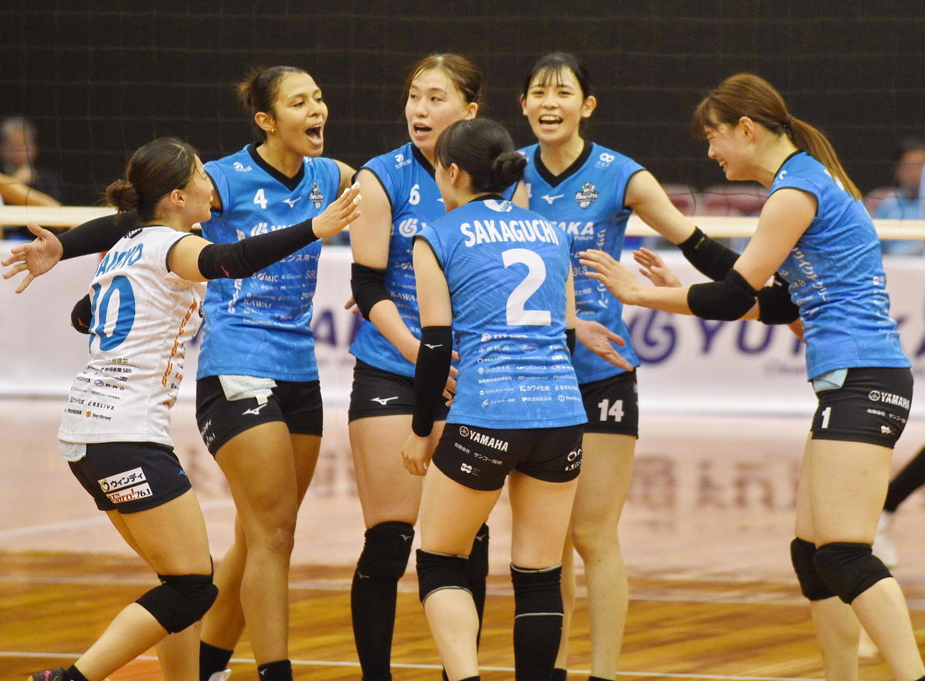 浜松対JAぎふ　仲間を鼓舞するブレス浜松レイレライニ（左から2人目）（撮影・山口昌久）