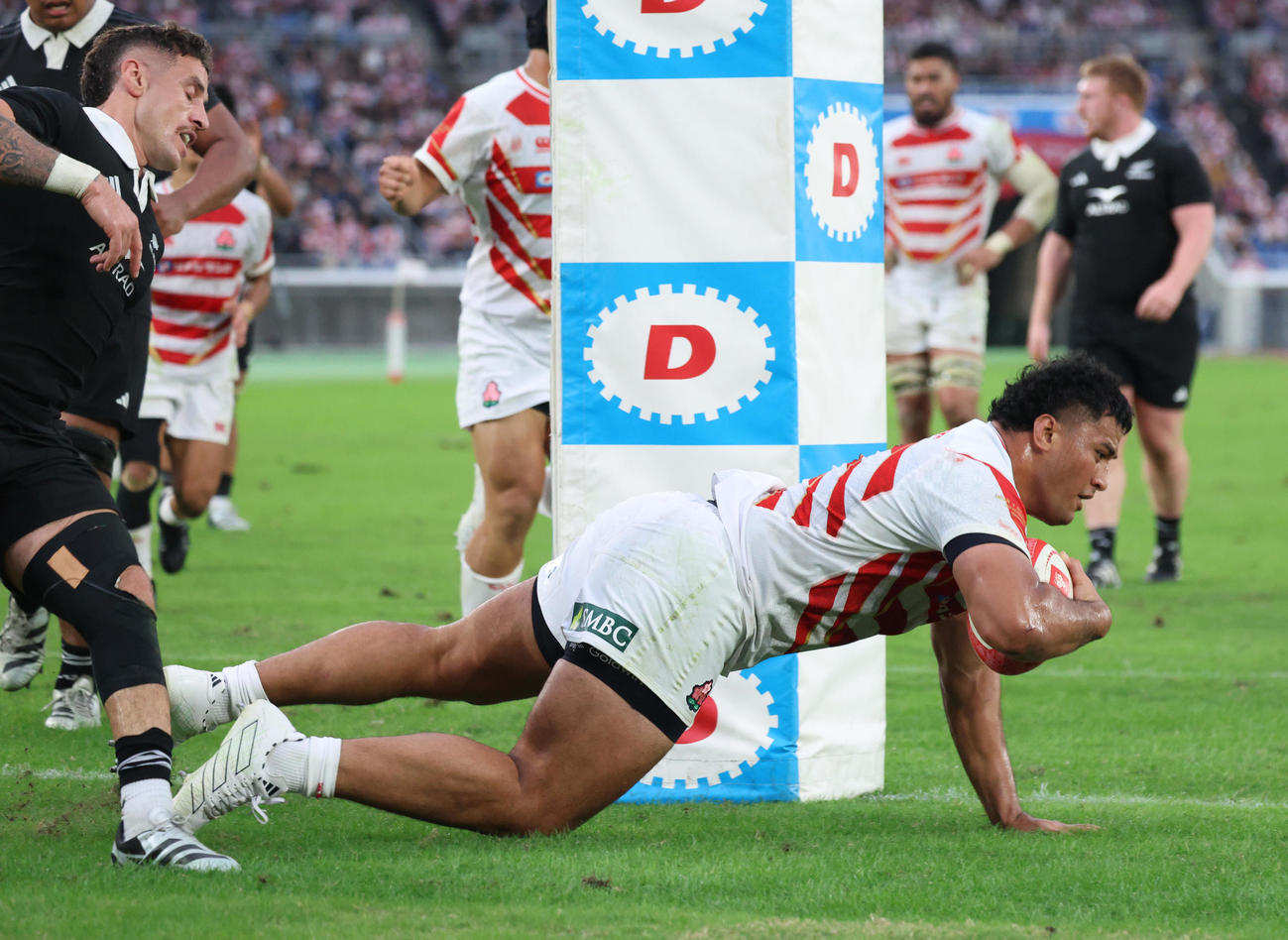 日本代表対ニュージーランド代表　後半、トライを決める日本代表のオペティ・ヘル（撮影・中島郁夫）
