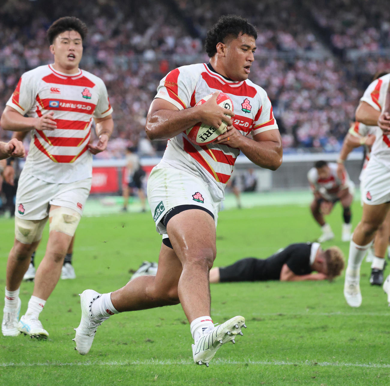 日本代表対ニュージーランド代表　後半、トライを決める日本代表のオペティ・ヘル（撮影・中島郁夫）