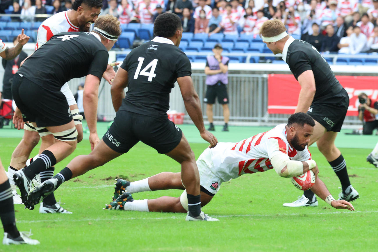 日本代表対ニュージーランド代表　前半、トライを決める日本代表のマキシ（撮影・中島郁夫）