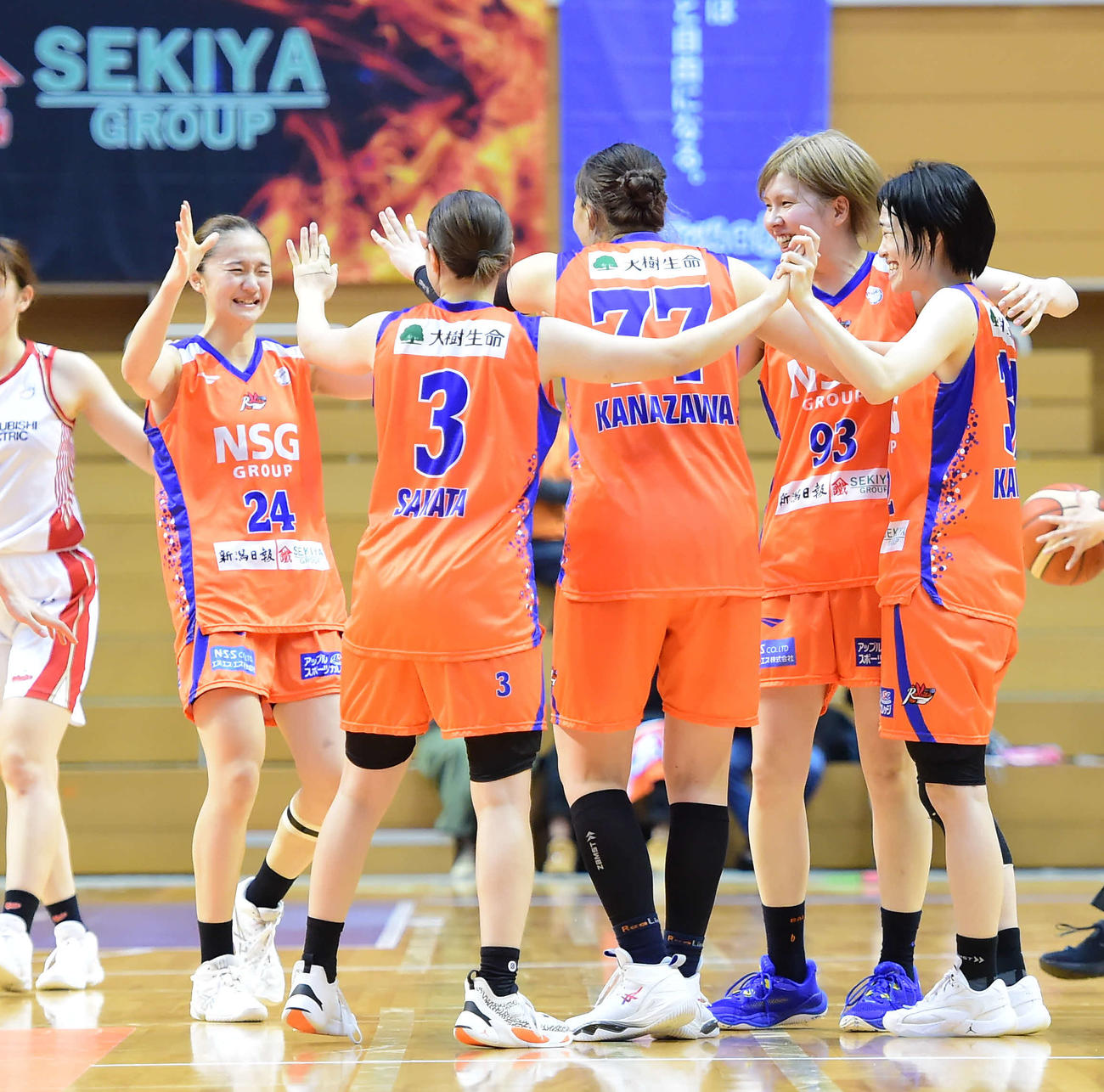 新潟ラビッツ対三菱電機　試合に勝利し、歓喜する新潟ラビッツの選手たち