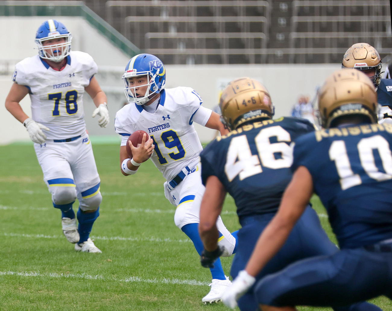 関大対関学大　第1Q、関学大QB星野太（左から2人目）はランで前進する（撮影・上山淳一）