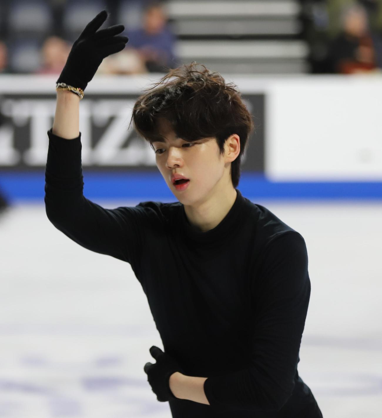 フィギュアスケートGPシリーズ　スケートカナダの男子公式練習に参加したチャ・ジュンファン（撮影・藤塚大輔）