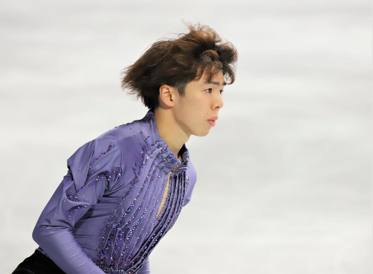 フィギュアスケートGPシリーズスケートカナダ　男子SPの6分間練習に臨む佐藤駿（撮影・藤塚大輔）