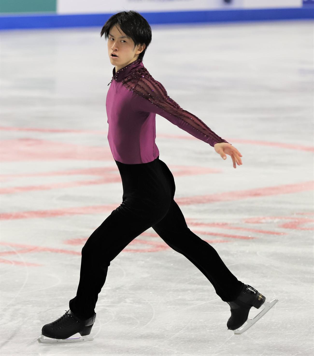 フィギュアスケートGPシリーズスケートカナダ　男子SPで演技を披露する山本草太（撮影・藤塚大輔）