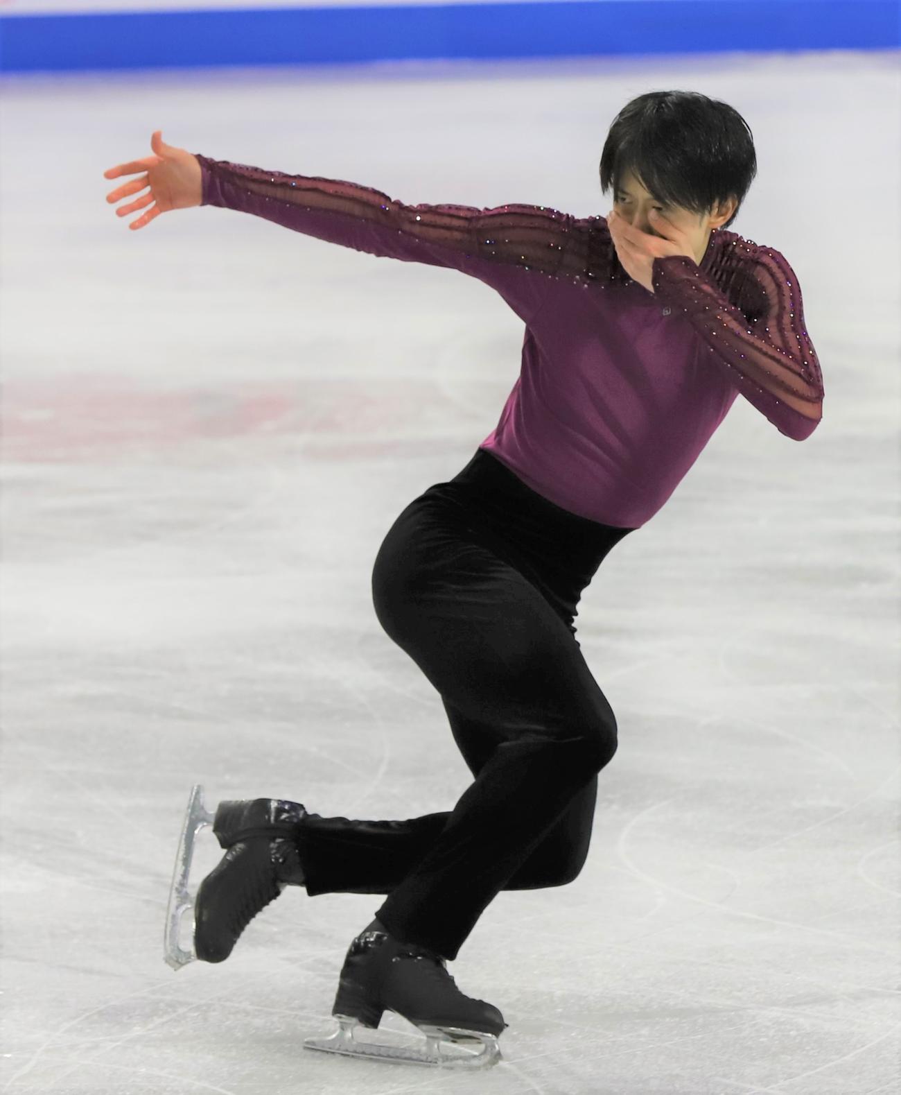 フィギュアスケートGPシリーズスケートカナダ　男子SPで演技を披露する山本草太（撮影・藤塚大輔）