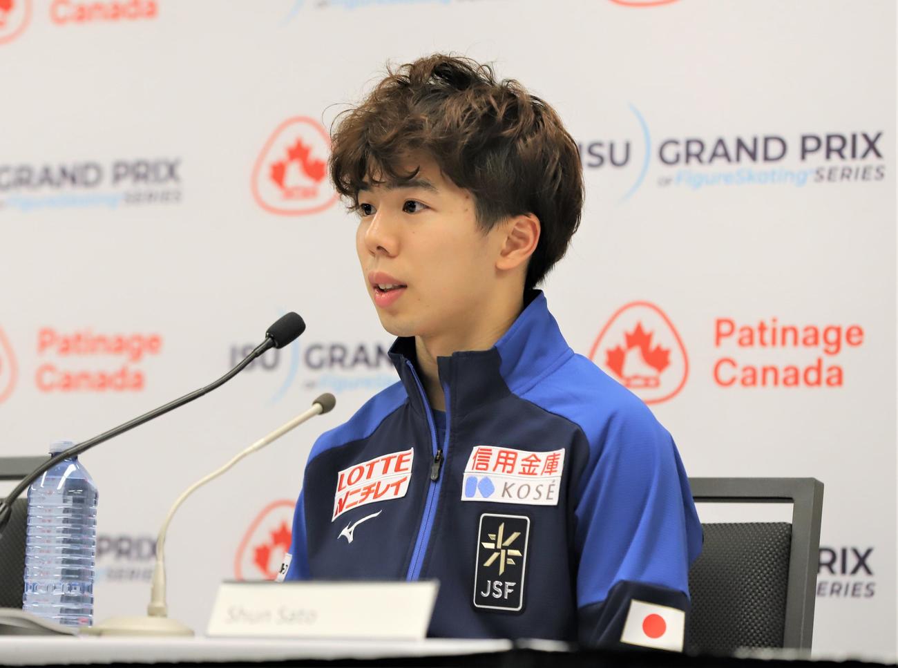フィギュアスケートGPシリーズスケートカナダ　男子SP後の会見で質問に答える佐藤駿（撮影・藤塚大輔）