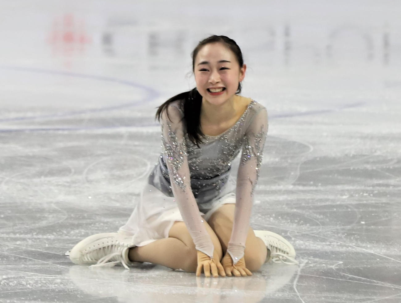 フィギュアスケートGPシリーズスケートカナダ　女子フリーの演技を終えて笑顔で氷にしゃがみ込む松生理乃（撮影・藤塚大輔）