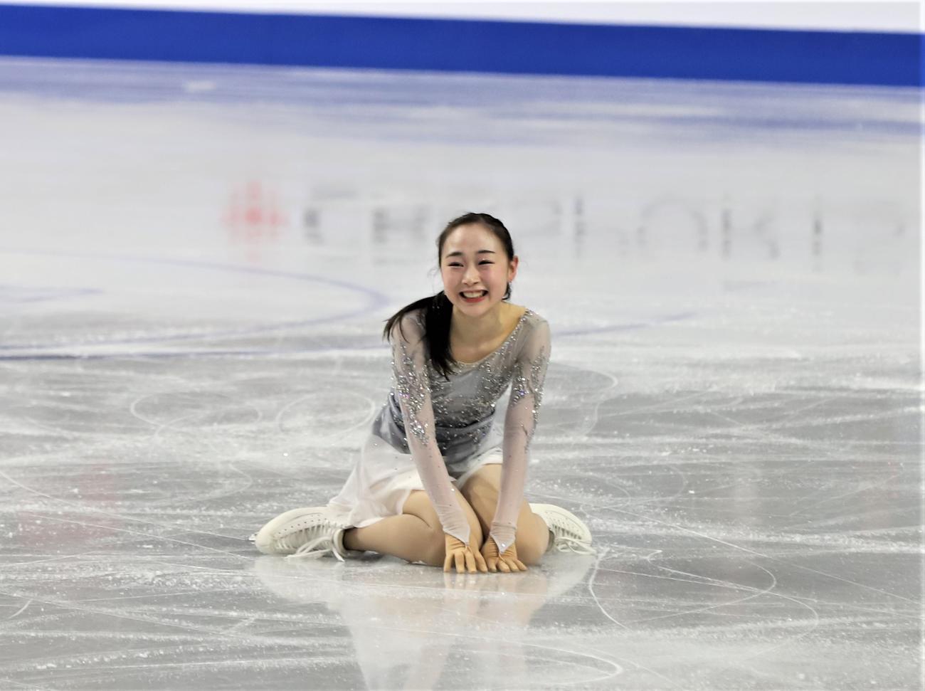 女子フリーの演技を終えて笑顔で氷にしゃがみ込む松生理乃（撮影・藤塚大輔）