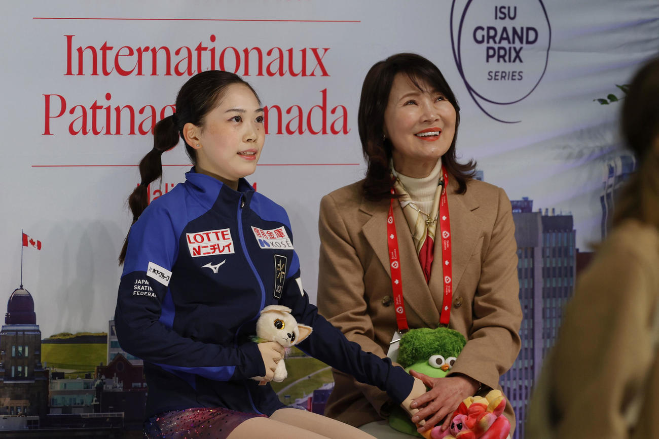 女子フリーの演技を終えキス・アンド・クライで得点を見る吉田陽菜（左）（共同）
