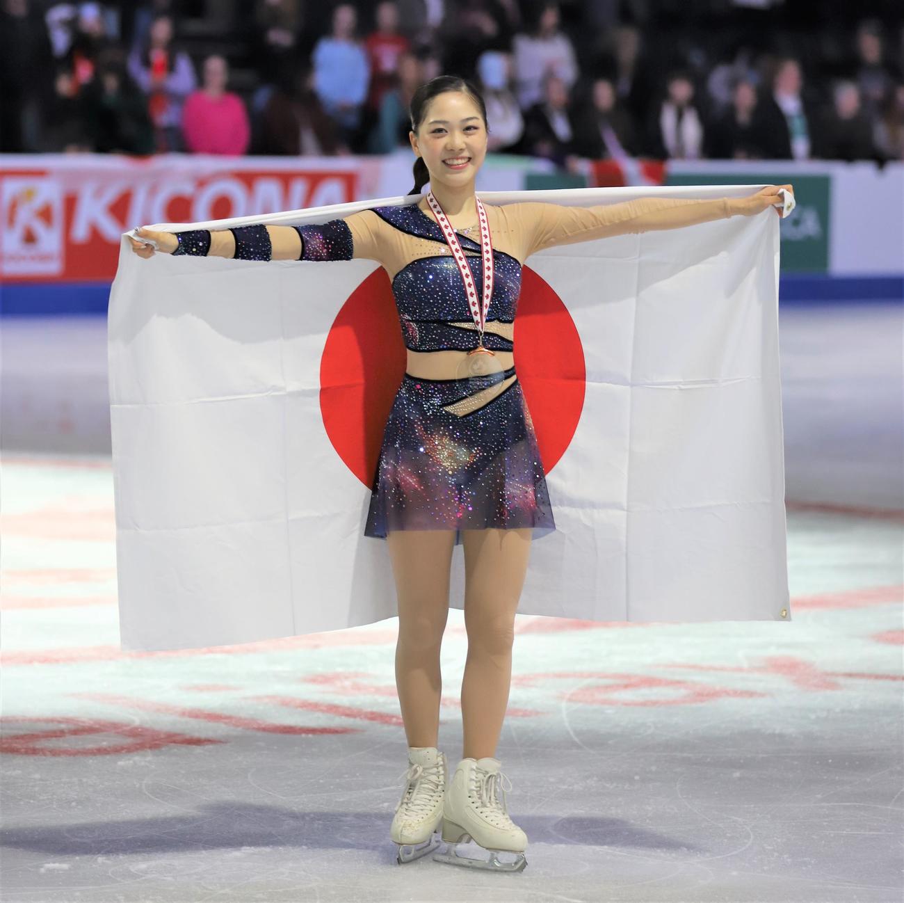 フィギュアスケートGPシリーズスケートカナダ　表彰式で日の丸を掲げる吉田陽菜（撮影・藤塚大輔）