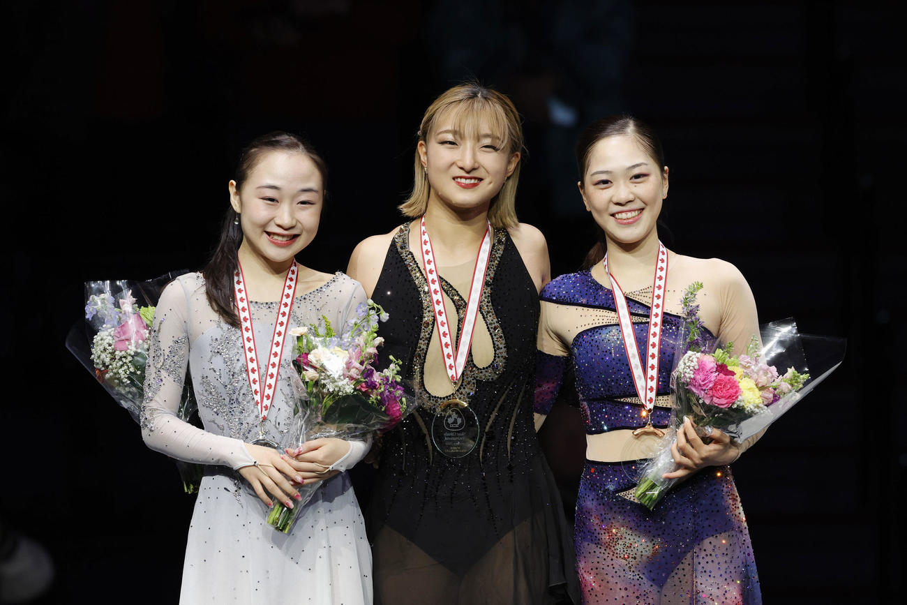 表彰式で写真に納まる優勝した坂本花織（中央）と2位の松生理乃（左）、3位の吉田陽菜（共同）