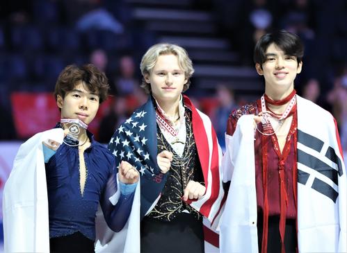 男子の表彰式で記念撮影に応じる左から佐藤駿、イリア・マリニン、チャ・ジュンファン(撮影・藤塚大輔)