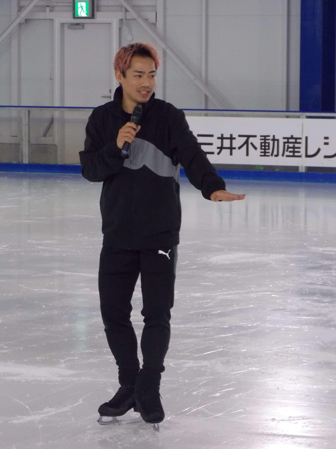 MFLP船橋プレミアムフェスタ2024のスケート教室で子どもたちを指導する高橋大輔さん（撮影・松本航）