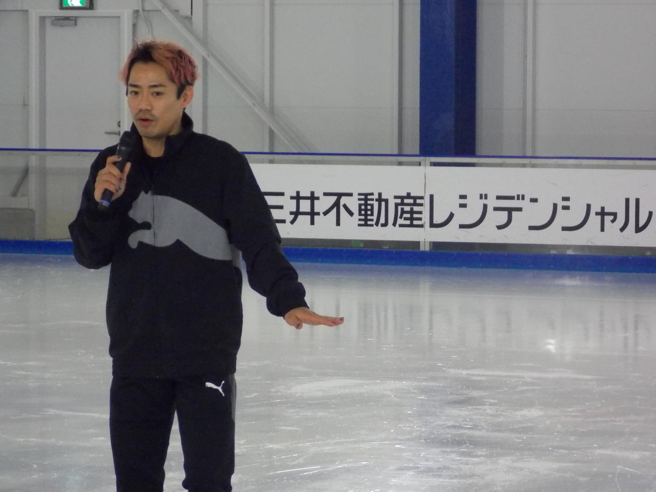 MFLP船橋プレミアムフェスタ2024のスケート教室で子どもたちを指導する高橋大輔さん（撮影・松本航）