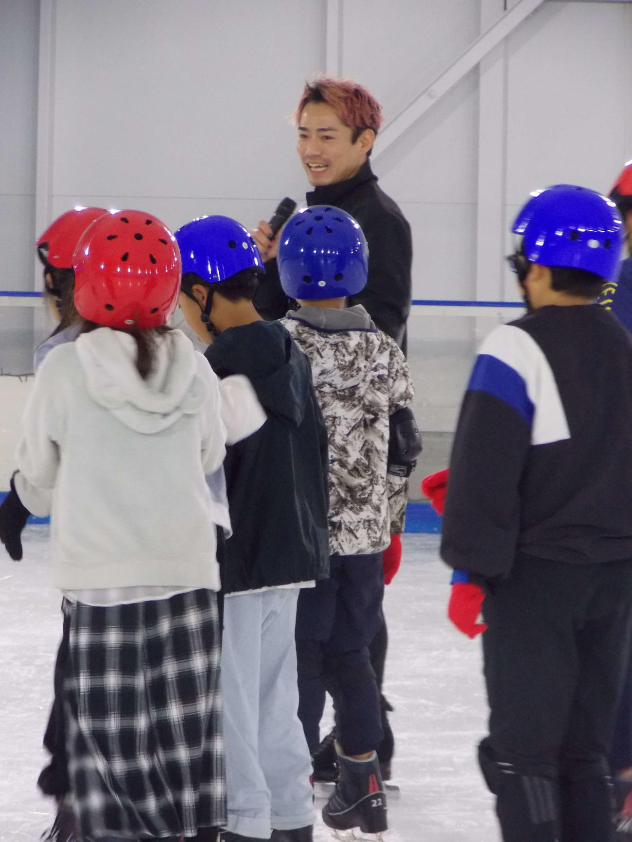 MFLP船橋プレミアムフェスタ2024のスケート教室で子どもたちを指導する高橋大輔さん（撮影・松本航）
