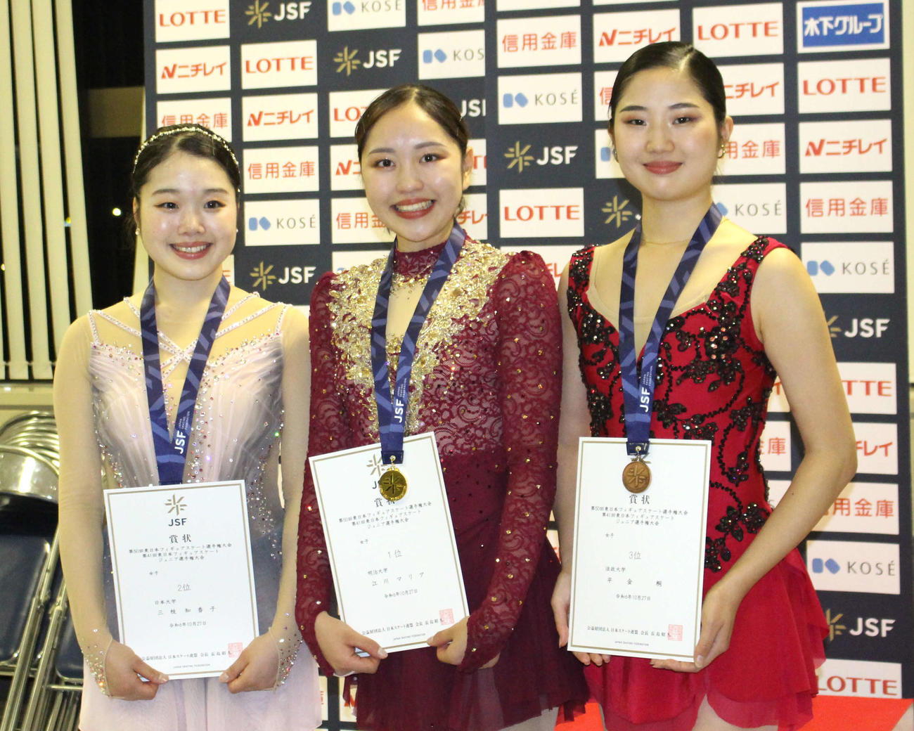 東日本選手権シニア女子　表彰台に立つ（左から）三枝知香子、江川マリア、平金桐（撮影・勝部晃多）