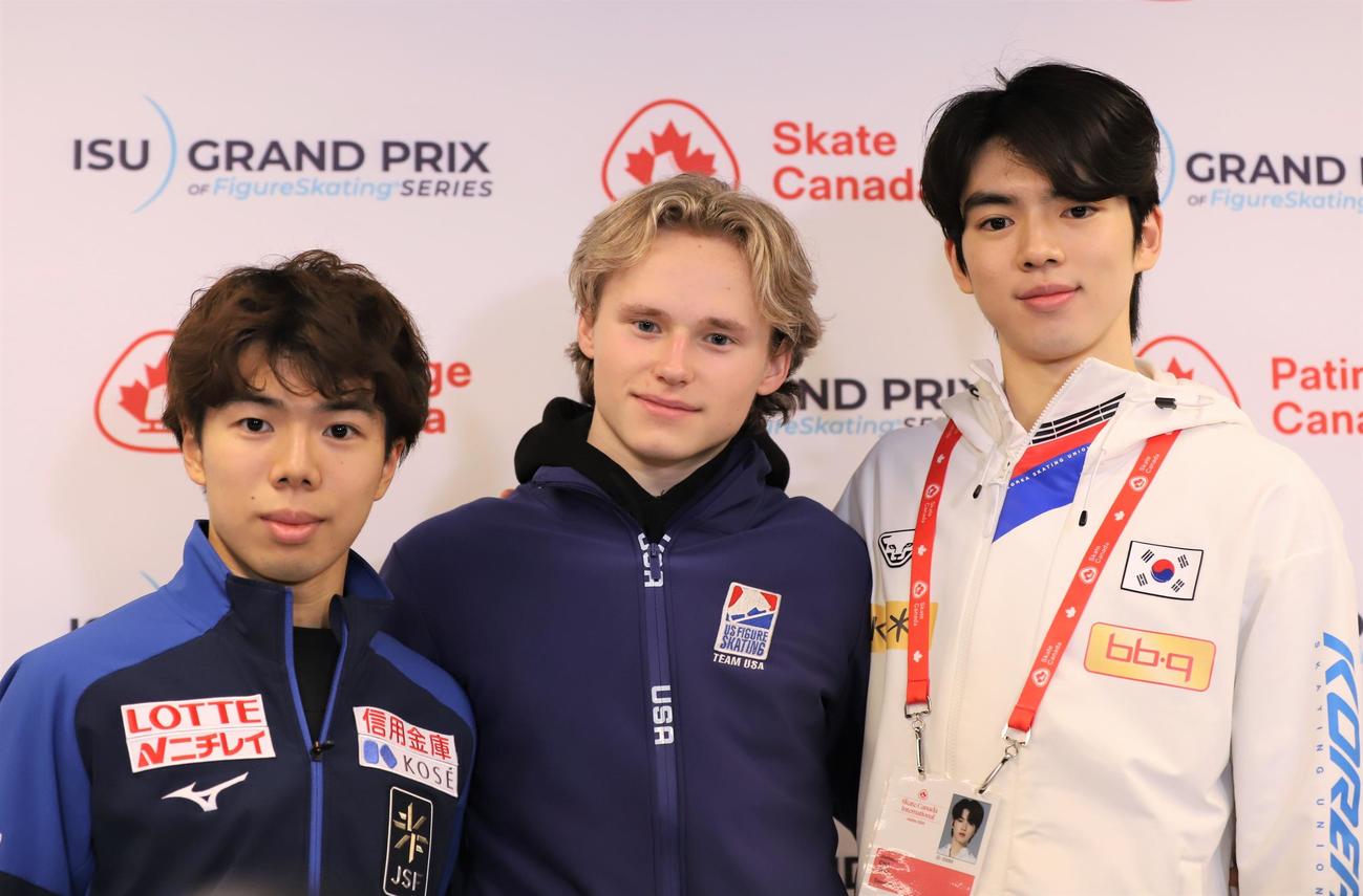 フィギュアスケートGPシリーズスケートカナダ　男子の表彰式で記念撮影に応じる左から佐藤駿、イリア・マリニン、チャ・ジュンファン（撮影・藤塚大輔）