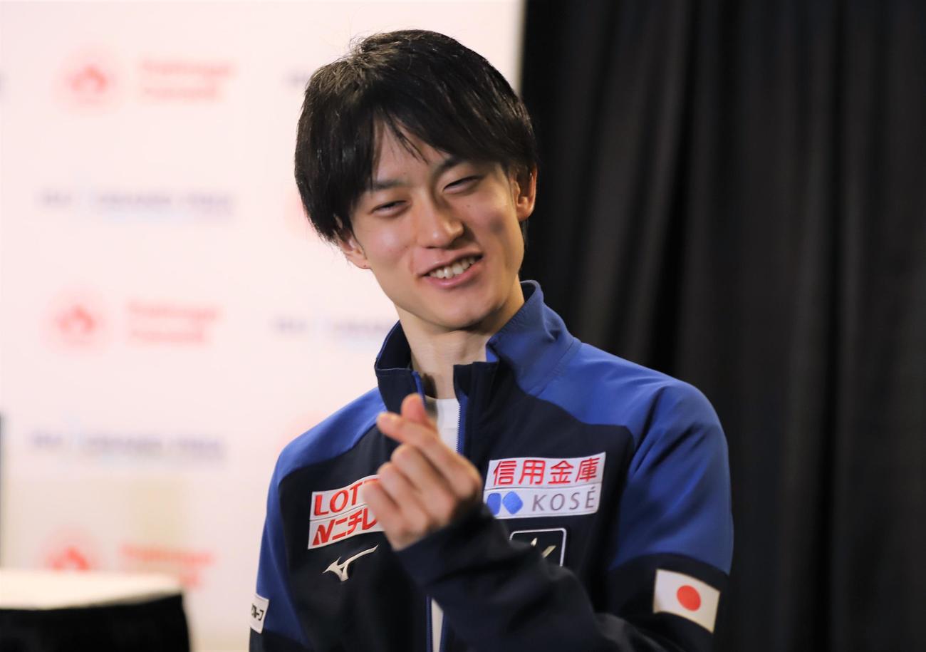 フィギュアスケートGPシリーズスケートカナダ　男子フリー後の取材で記念撮影のポーズに迷う山本草太（撮影・藤塚大輔）