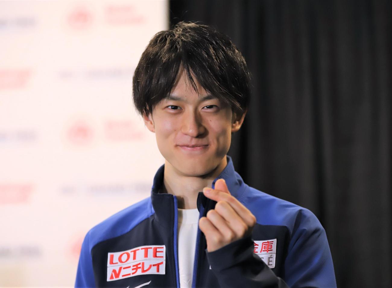 フィギュアスケートGPシリーズスケートカナダ　男子フリー後の取材でポーズを取る山本草太（撮影・藤塚大輔）