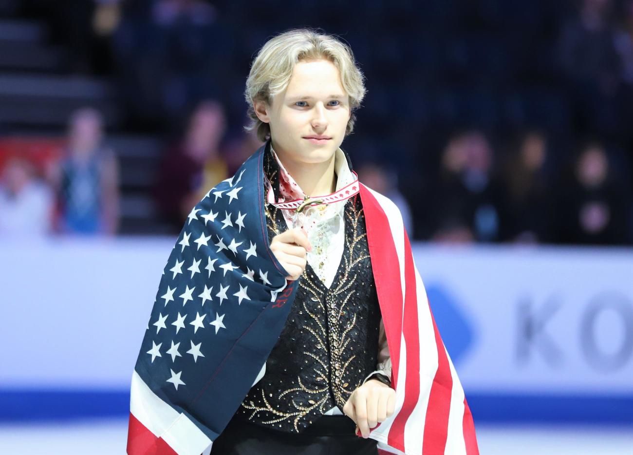 フィギュアスケートGPシリーズスケートカナダ　男子表彰式で金メダルを掲げるイリア・マリニン（撮影・藤塚大輔）