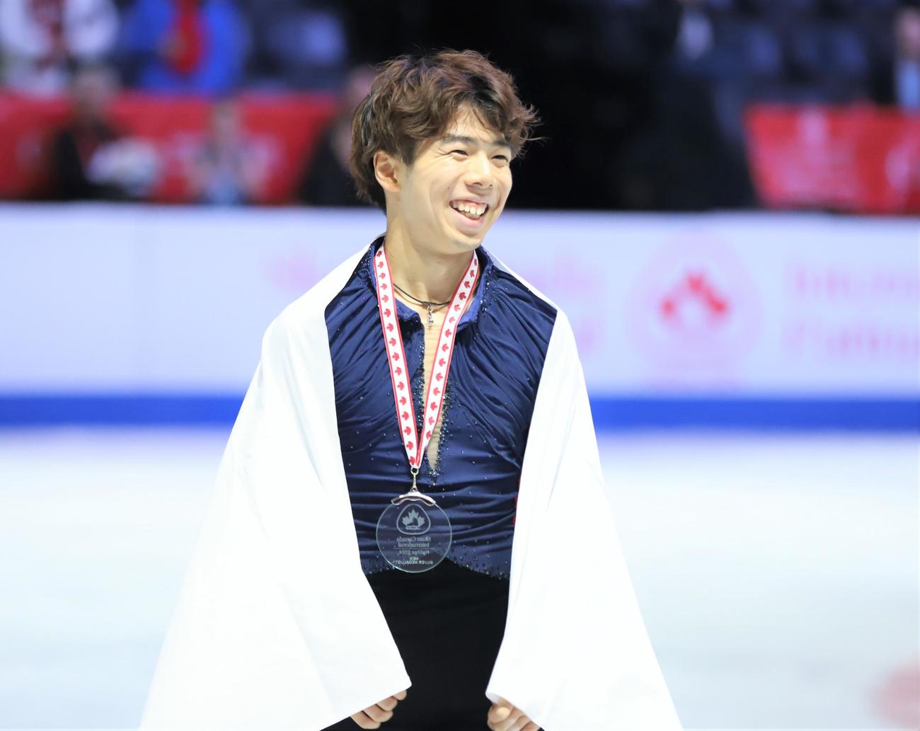 フィギュアスケートGPシリーズスケートカナダ　男子表彰式で笑顔を見せる佐藤駿（撮影・藤塚大輔）