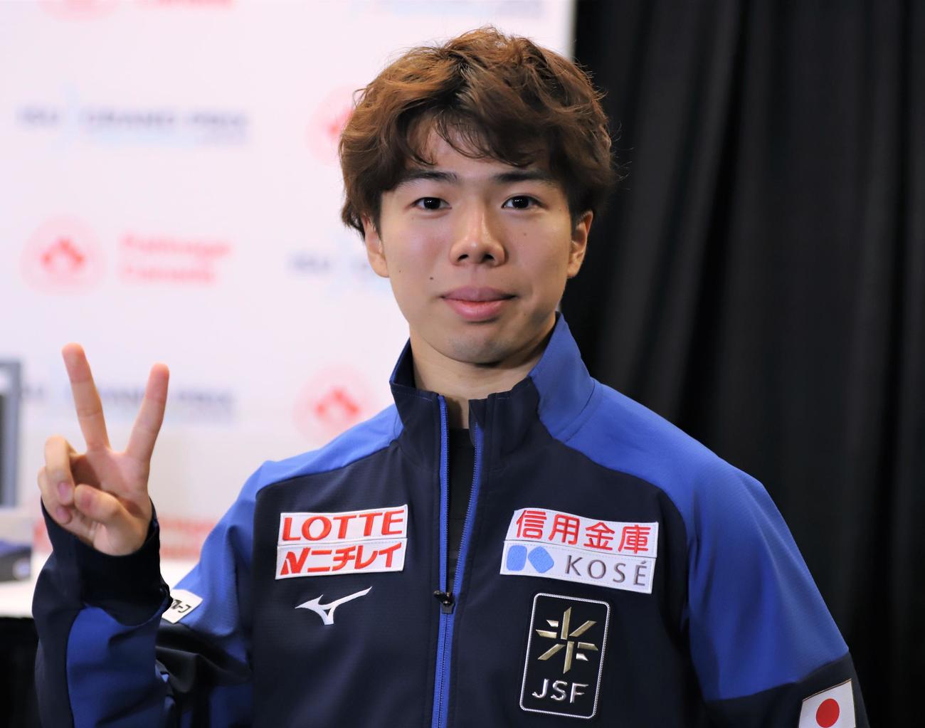 フィギュアスケートGPシリーズスケートカナダ　男子フリー後の取材でピースサインの佐藤駿（撮影・藤塚大輔）