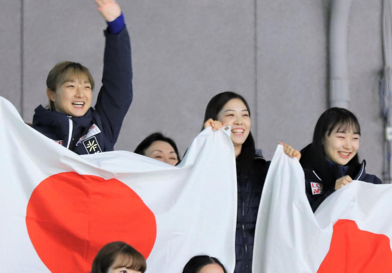 男子フリーで山本草太の演技後に観客席から声援を送る、左から坂本花織、吉田陽菜、松生理乃（撮影・藤塚大輔）