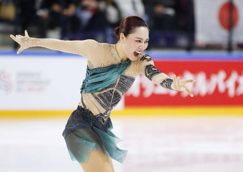 演技する樋口新葉（共同）