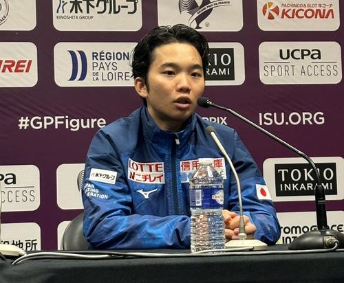 フィギュアスケートGPシリーズフランス杯　男子SP上位選手の会見で質問に答える友野一希（撮影・松本愛香）