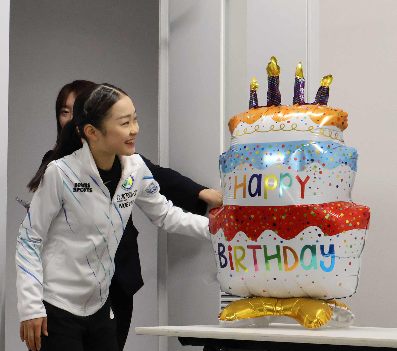 誕生日サプライズに喜ぶ島田麻央（撮影・竹本穂乃加）