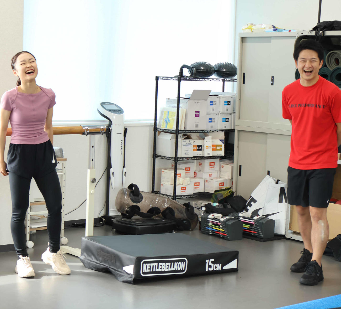 和やかな雰囲気でトレーニングに励む島田麻央（左）と井田方貴トレーナー（撮影・竹本穂乃加）