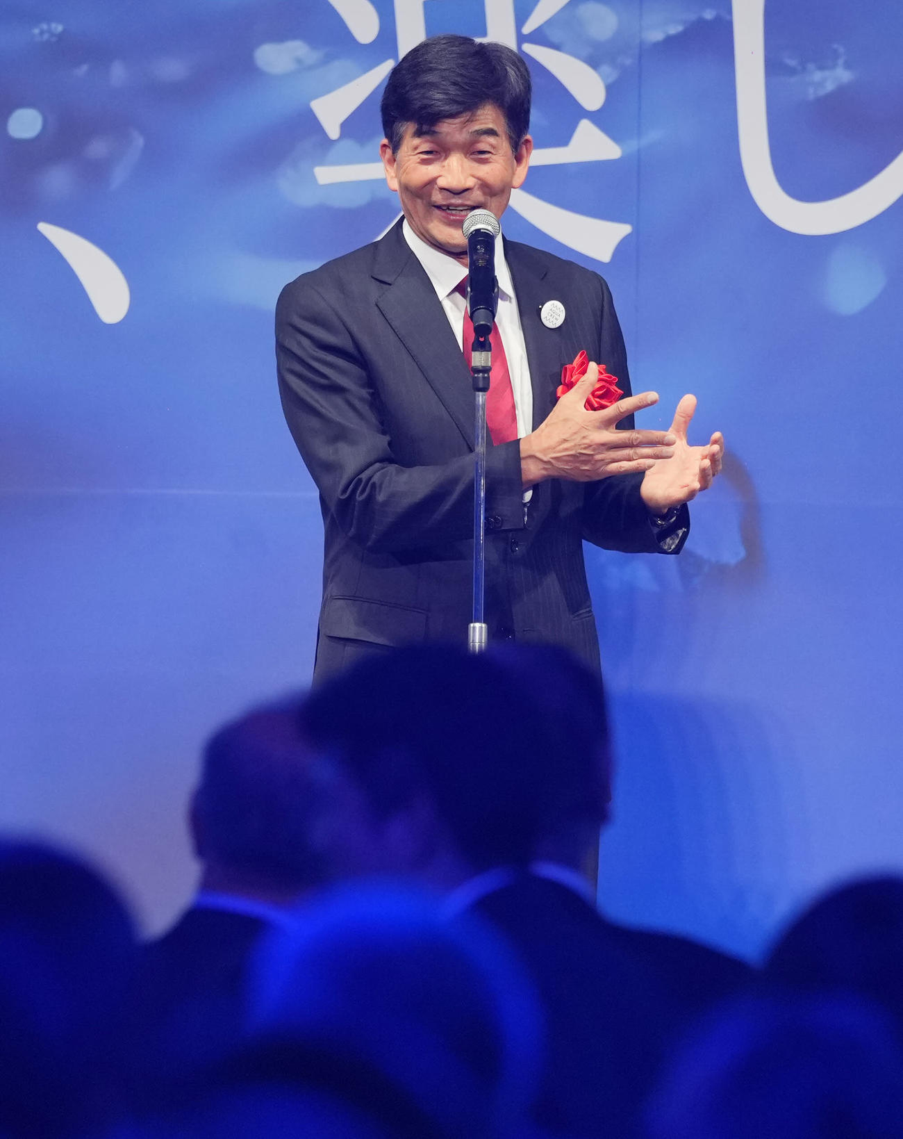 日本水泳連盟創立100周年祝賀会であいさつする日本オリンピック委員会の尾縣氏（撮影・垰建太）