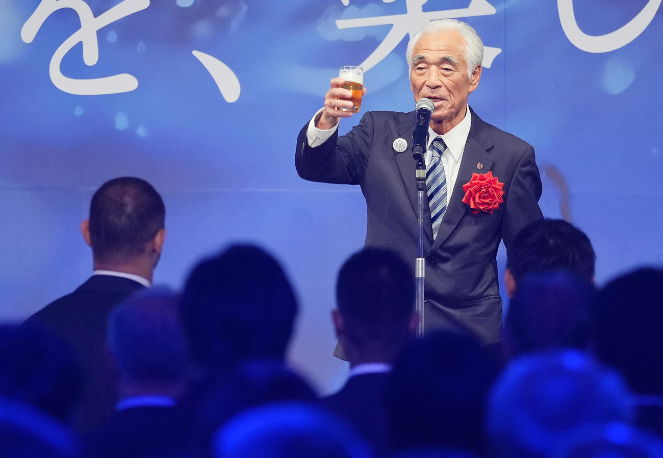 日本水泳連盟創立100周年祝賀会で乾杯のあいさつをする日本水泳連盟青木名誉顧問（撮影・垰建太）