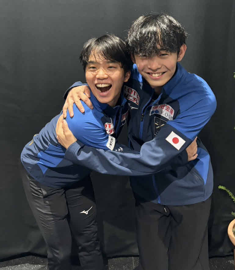 肩を寄せ合う友野一希（左）と島田高志郎（撮影・松本愛香通信員）