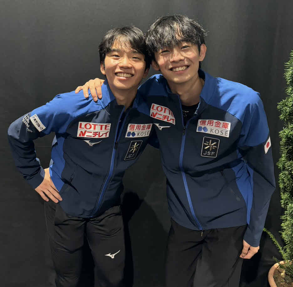 肩を組む友野一希（左）と島田高志郎（撮影・松本愛香通信員）
