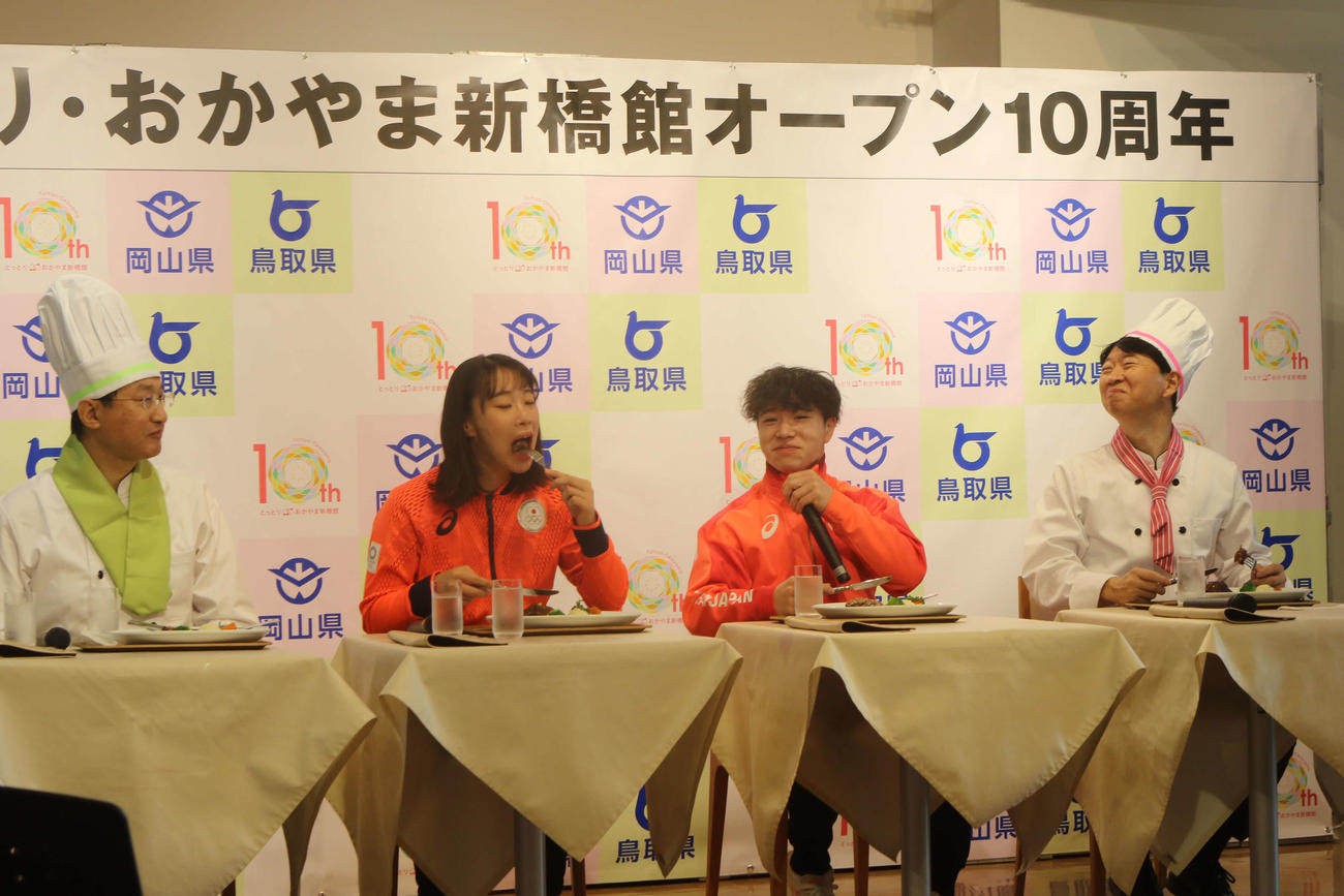 名産品を試食する出席者。左から平井・鳥取県知事、入江さん、岡、伊原木・岡山県知事