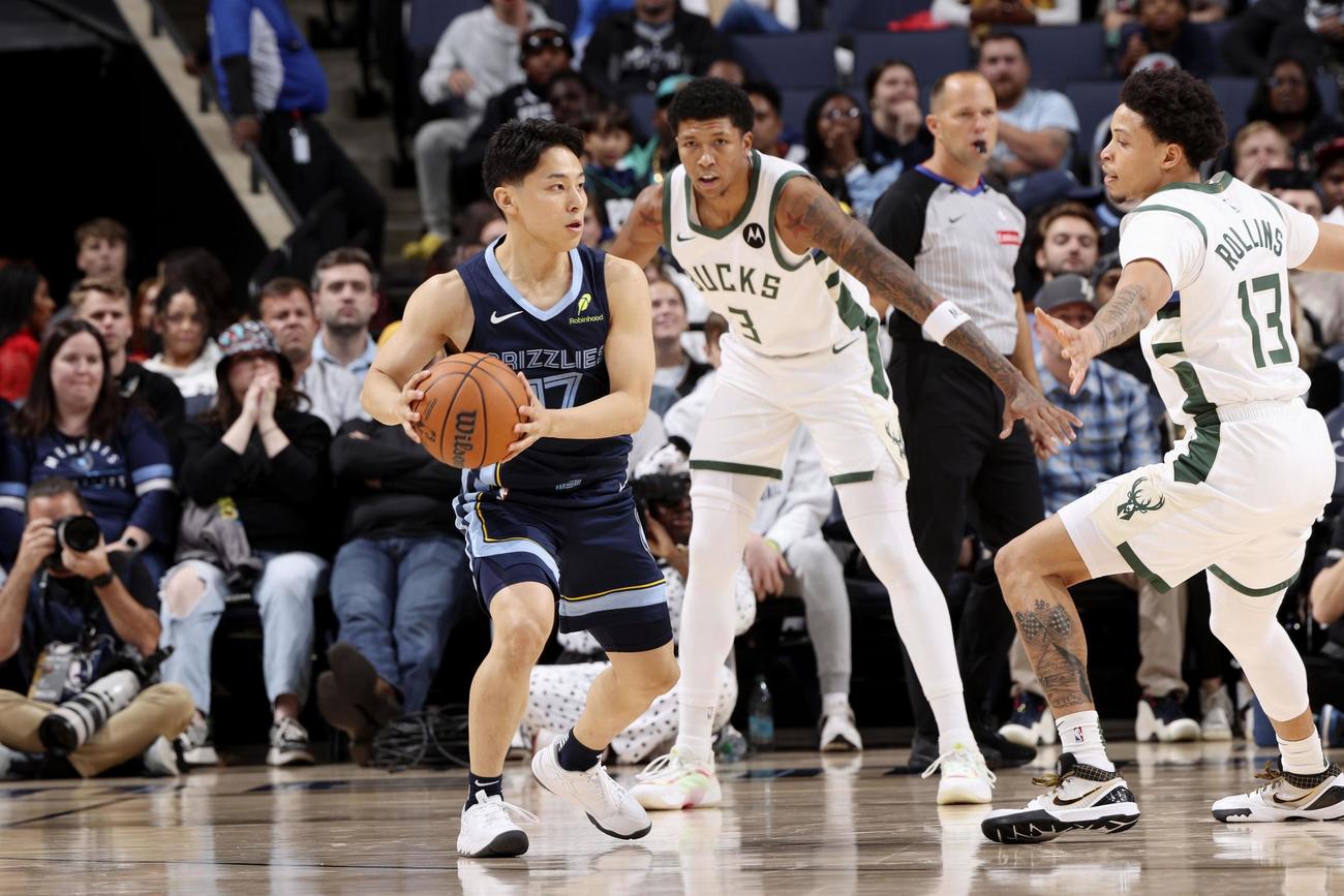 バックス戦でパスを出すグリズリーズの河村（左）（NBAE・ゲッティ＝共同）