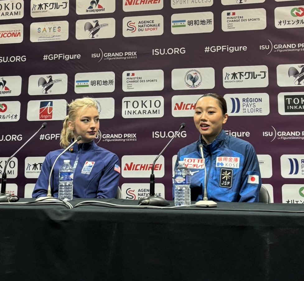 フィギュアスケートGPシリーズフランス杯　女子SPの上位選手会見で質問に答える樋口新葉（右）とアンバー・グレン（撮影・松本愛香）