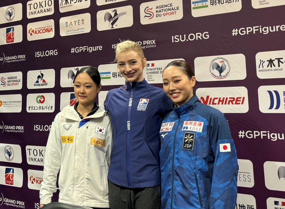 フィギュアスケートGPシリーズフランス杯　女子SPの上位選手会見で記念撮影に応じる、左からキム・チェヨン、アンバー・グレン、樋口新葉（撮影・松本愛香）