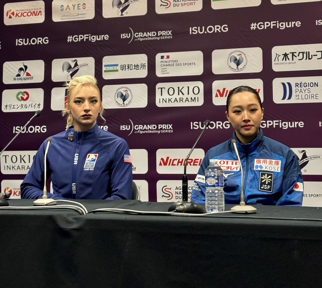 フィギュアスケートGPシリーズフランス杯　女子SPの上位選手会見に出席した樋口新葉（右）とアンバー・グレン（撮影・松本愛香）