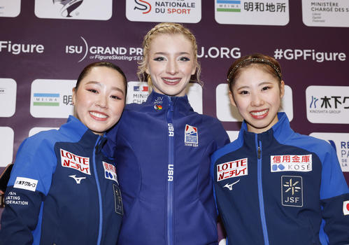 記者会見を前に撮影に応じる（左から）2位の樋口新葉、優勝したアンバー・グレン、3位の住吉りをん（共同）