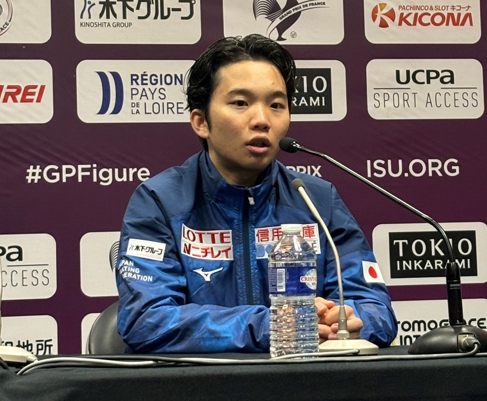 フィギュアスケートGPシリーズフランス杯　男子SP上位選手の会見で質問に答える友野一希（撮影・松本愛香）