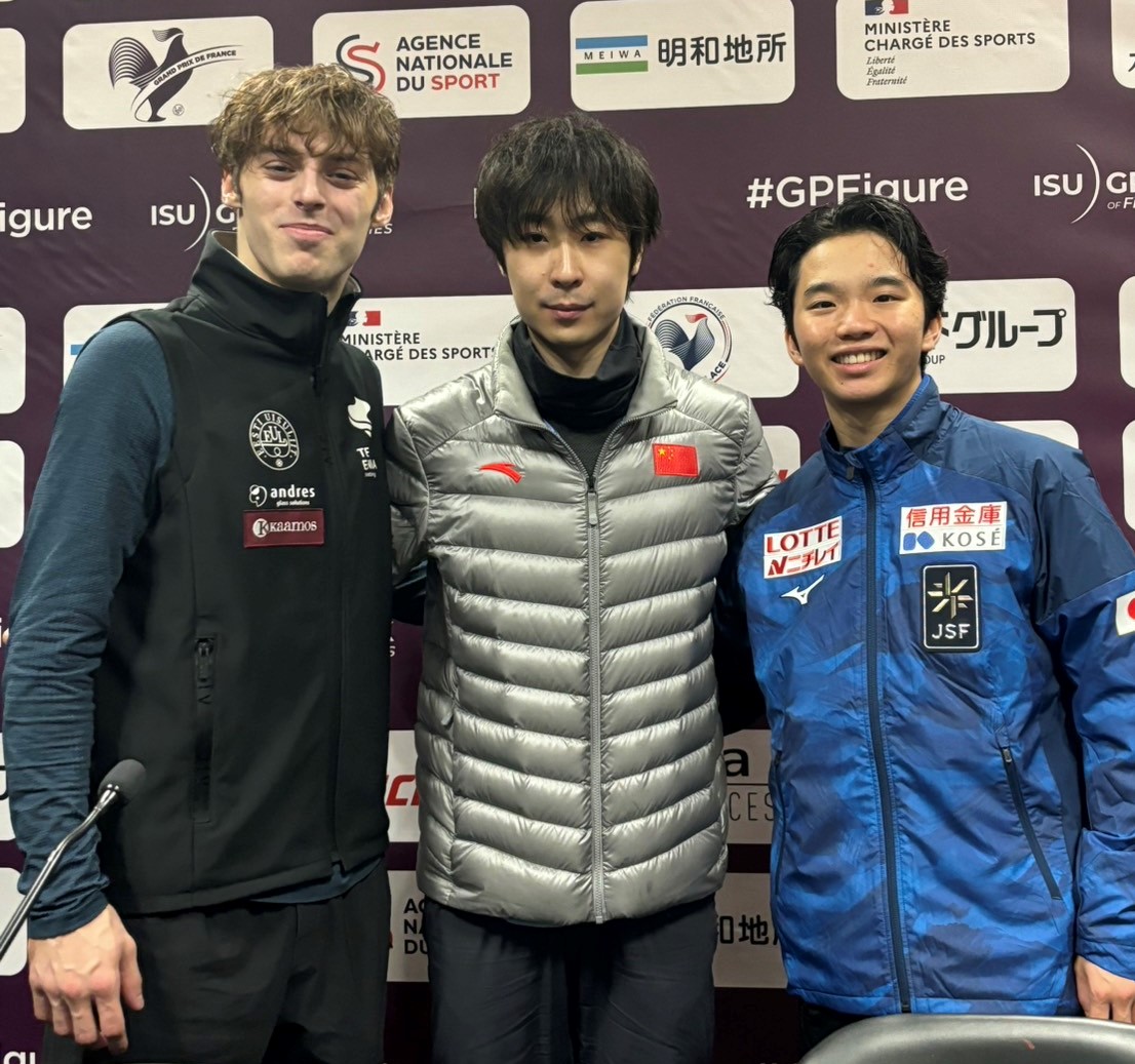 フィギュアスケートGPシリーズフランス杯　男子SP後に記念撮影に応じる、左からアレキサンドル・セレフコ、ボーヤン・ジン、友野一希（撮影・松本愛香）