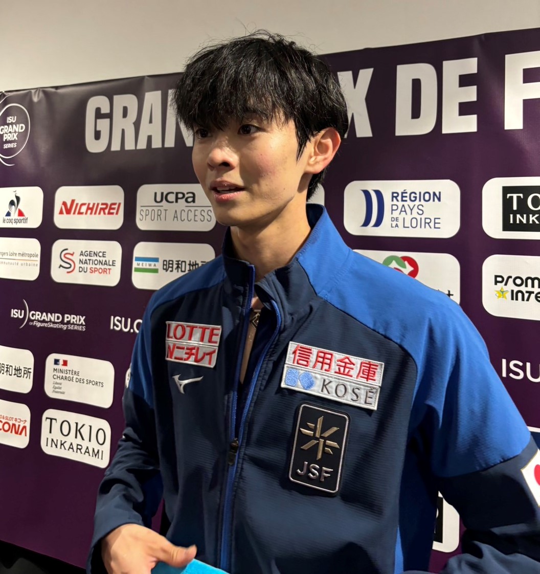 フィギュアスケートGPシリーズフランス杯　男子SP後に取材に応じる島田高志郎（撮影・松本愛香）