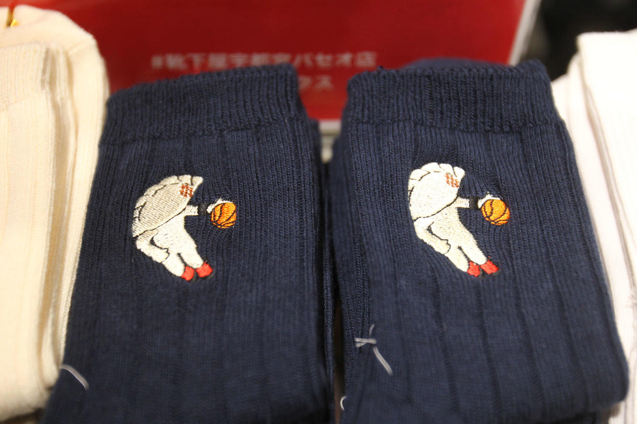 靴下屋「宇都宮パセオ店」限定で発売中の餃子がドリブルしているデザインが入った靴下。バスケファン中心に売り切れとなるほどの人気（撮影・沢田啓太郎）