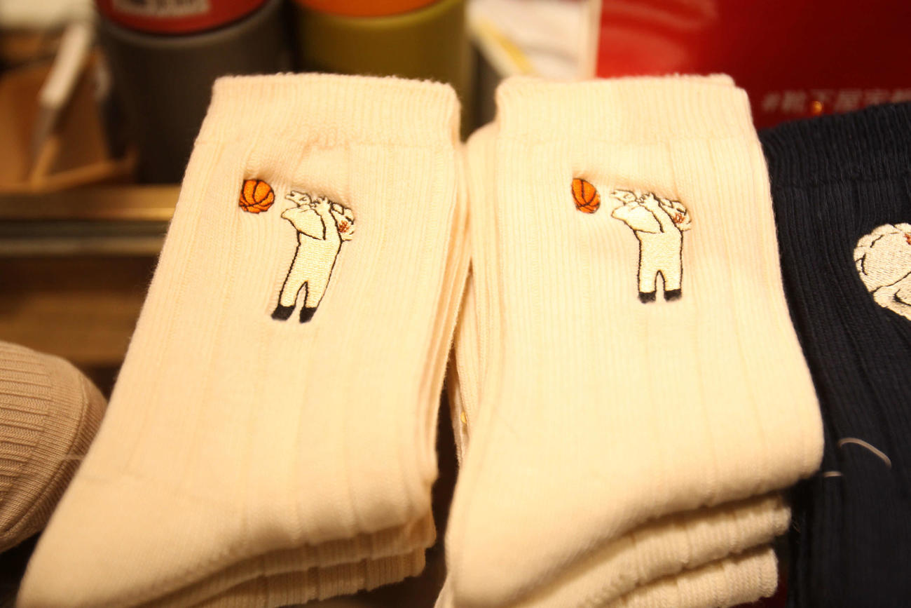 靴下屋「宇都宮パセオ店」限定で発売中の餃子が3点シュートを放つデザインの入った靴下（撮影・沢田啓太郎）