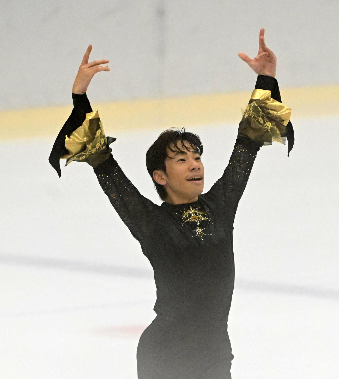 男子SPの演技を終えファンの声援に応える織田信成（撮影・前岡正明）