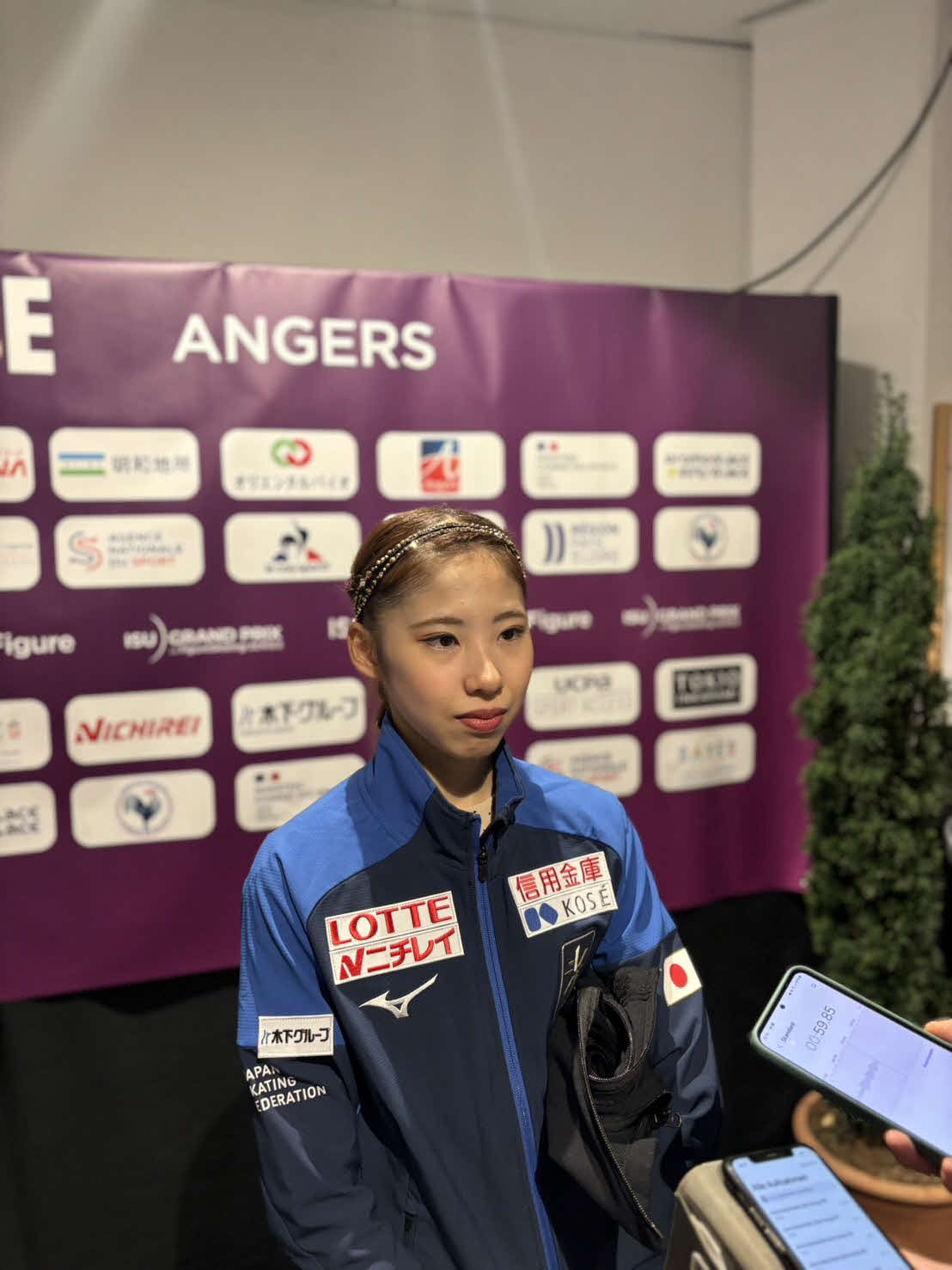 フィギュアスケートGPシリーズフランス杯　女子フリー後に取材に応じる住吉（撮影・松本愛香）