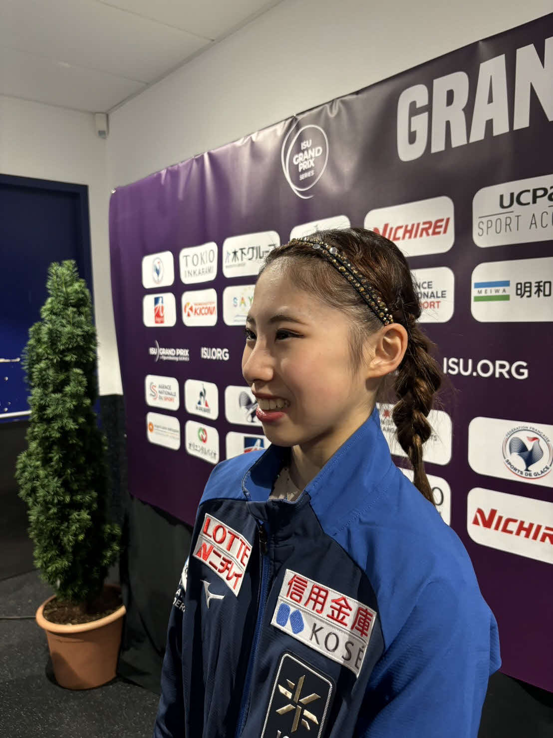 フィギュアスケートGPシリーズフランス杯　女子フリー後に取材に応じる住吉（撮影・松本愛香）